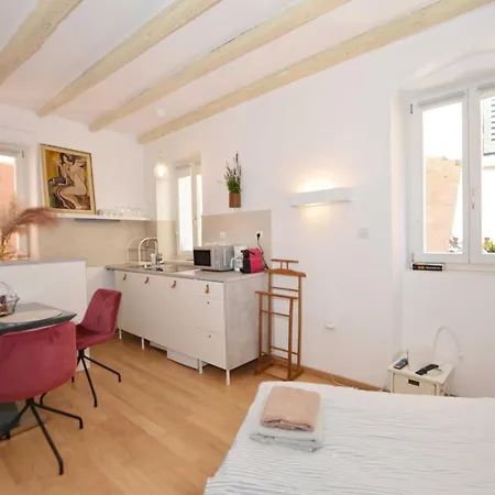 Modern And Cozy Old Town - Classic